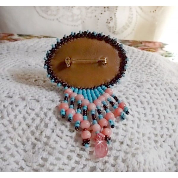 Naiad broche broderet med &aelig;delstensperler (turkis og koral), krystaller, koskind og fr&oslash;perler