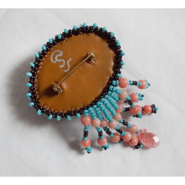 Naiad broche broderet med &aelig;delstensperler (turkis og koral), krystaller, koskind og fr&oslash;perler