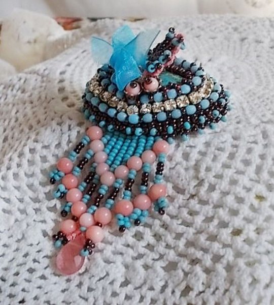 Naiad broche broderet med &aelig;delstensperler (turkis og koral), krystaller, koskind og fr&oslash;perler