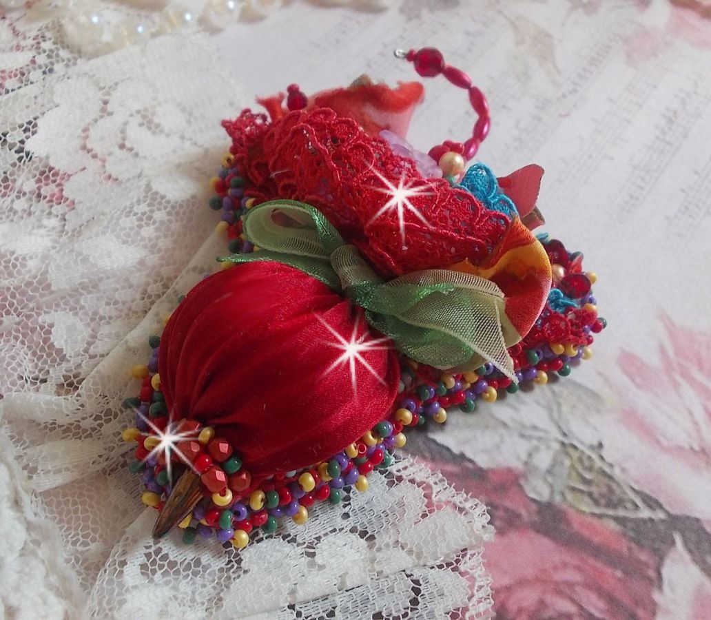 Ruby Umbrella Broche broderet med rødt silkebånd, Swarovski krystaller, Lucite blomster, Bohemian glasperler og frøperler