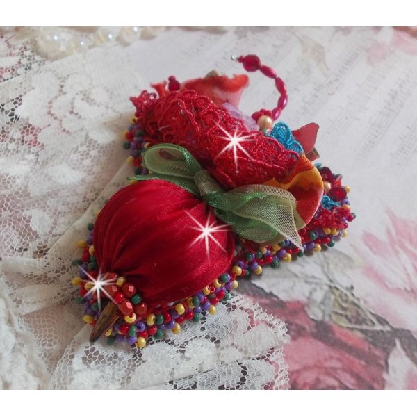 Ruby Umbrella Broche broderet med r&oslash;dt silkeb&aring;nd, Swarovski krystaller, Lucite blomster, Bohemian glasperler og fr&oslash;perler