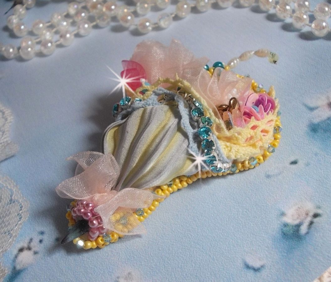 Flower Umbrella Brooch broderet med grå/gult silkebånd, Swarovski krystaller, Lucite blomster, perlemorsperler, blonder og frøperler