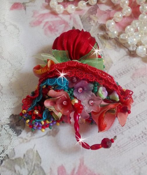 Ruby Umbrella Broche broderet med r&oslash;dt silkeb&aring;nd, Swarovski krystaller, Lucite blomster, Bohemian glasperler og fr&oslash;perler