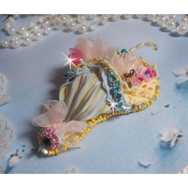 Flower Umbrella Brooch broderet med gr&aring;/gult silkeb&aring;nd, Swarovski krystaller, Lucite blomster, perlemorsperler, blonder og fr&oslash;perler