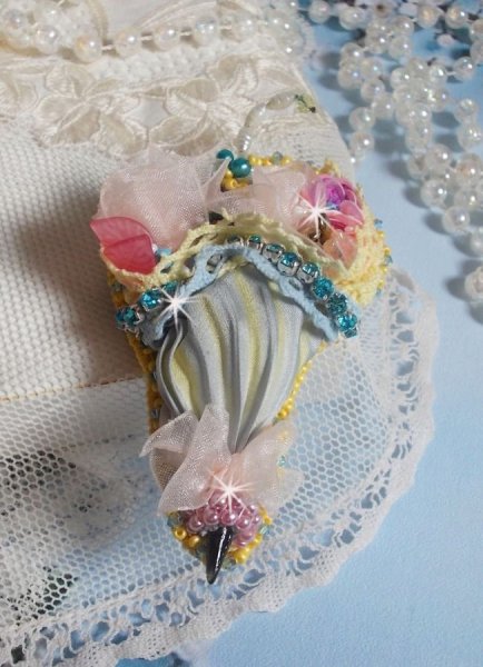 Flower Umbrella Brooch broderet med gr&aring;/gult silkeb&aring;nd, Swarovski krystaller, Lucite blomster, perlemorsperler, blonder og fr&oslash;perler