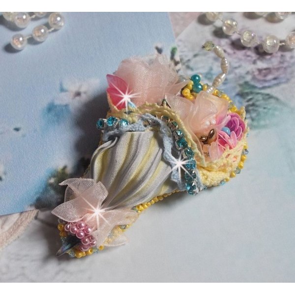 Flower Umbrella Brooch broderet med gr&aring;/gult silkeb&aring;nd, Swarovski krystaller, Lucite blomster, perlemorsperler, blonder og fr&oslash;perler