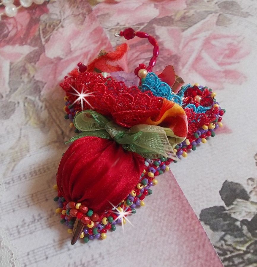 Ruby Umbrella Broche broderet med rødt silkebånd, Swarovski krystaller, Lucite blomster, Bohemian glasperler og frøperler