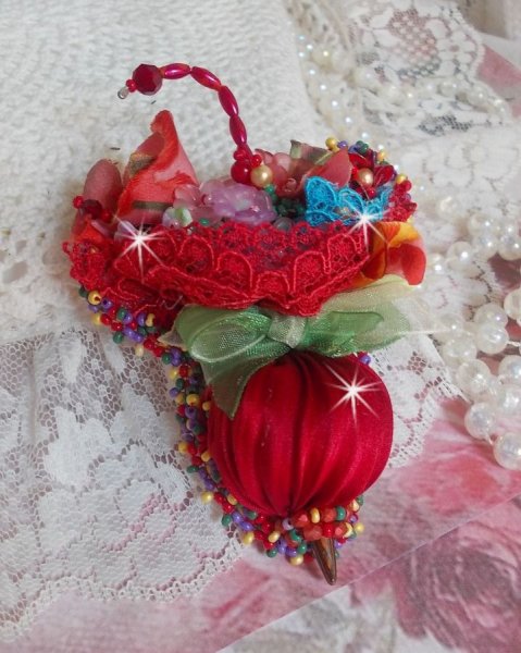 Ruby Umbrella Broche broderet med r&oslash;dt silkeb&aring;nd, Swarovski krystaller, Lucite blomster, Bohemian glasperler og fr&oslash;perler