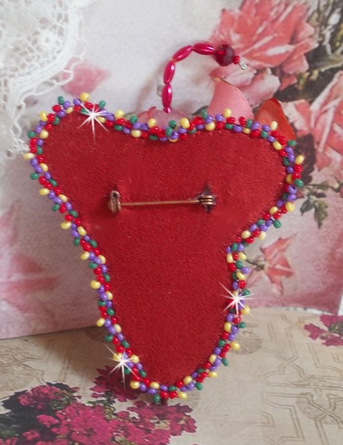 Ruby Umbrella Broche broderet med rødt silkebånd, Swarovski krystaller, Lucite blomster, Bohemian glasperler og frøperler