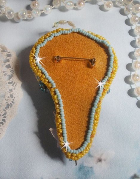 Flower Umbrella Brooch broderet med gr&aring;/gult silkeb&aring;nd, Swarovski krystaller, Lucite blomster, perlemorsperler, blonder og fr&oslash;perler