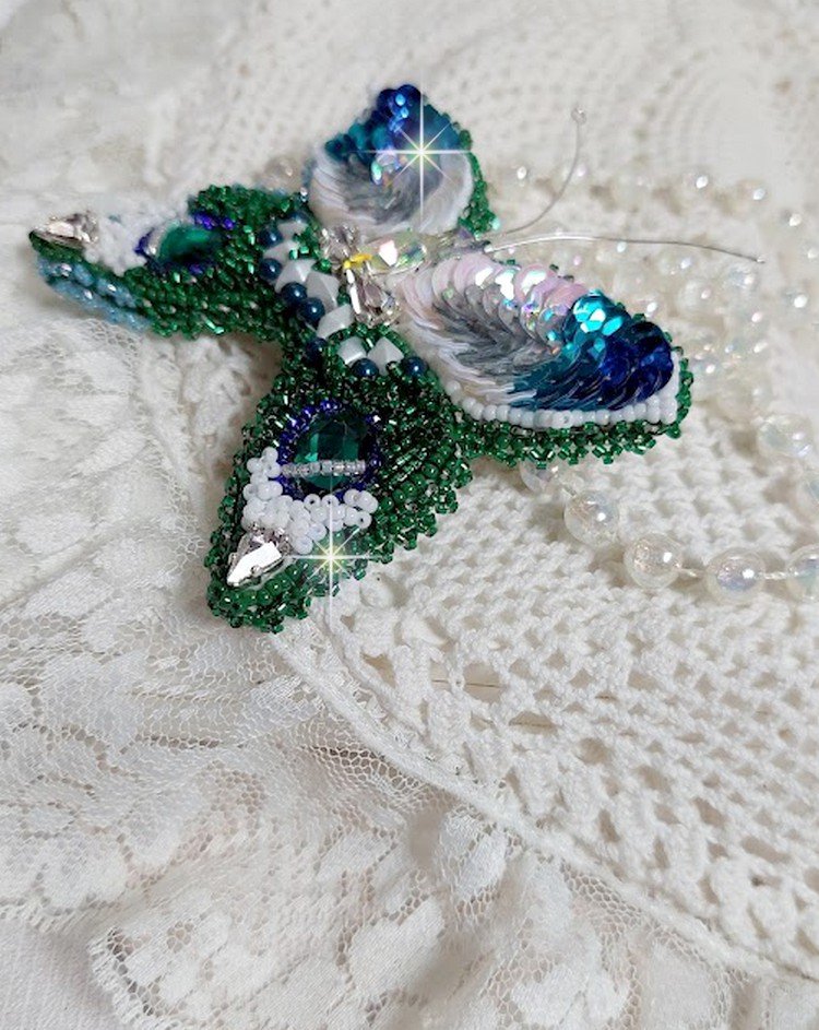 Broche Papillon Clair de Lune Lune brodée avec des cristaux, sequins et rocailles