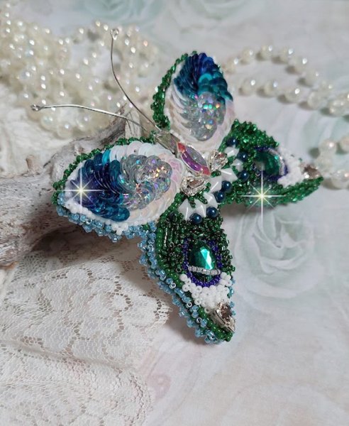 Broche Papillon Clair de Lune Lune brod&eacute;e avec des cristaux, sequins et rocailles