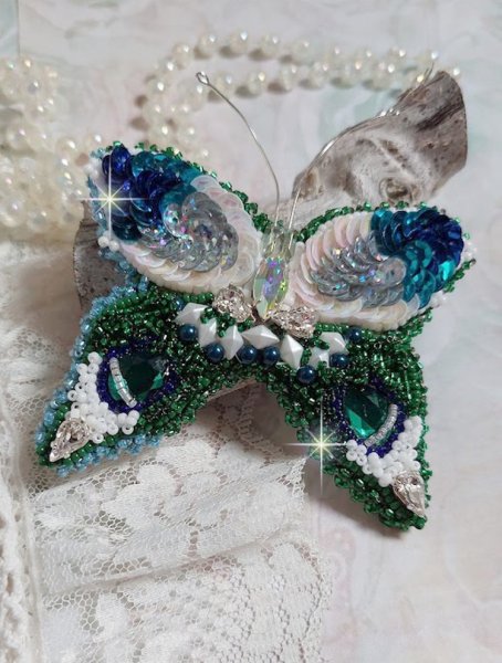 Broche Papillon Clair de Lune Lune brod&eacute;e avec des cristaux, sequins et rocailles