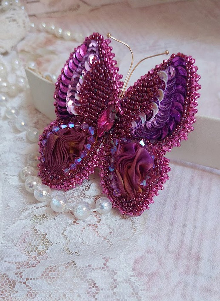 Broche Papillon Violine Fuchsia brodée avec ruban de soie, sequins et perles cristal Swarovski