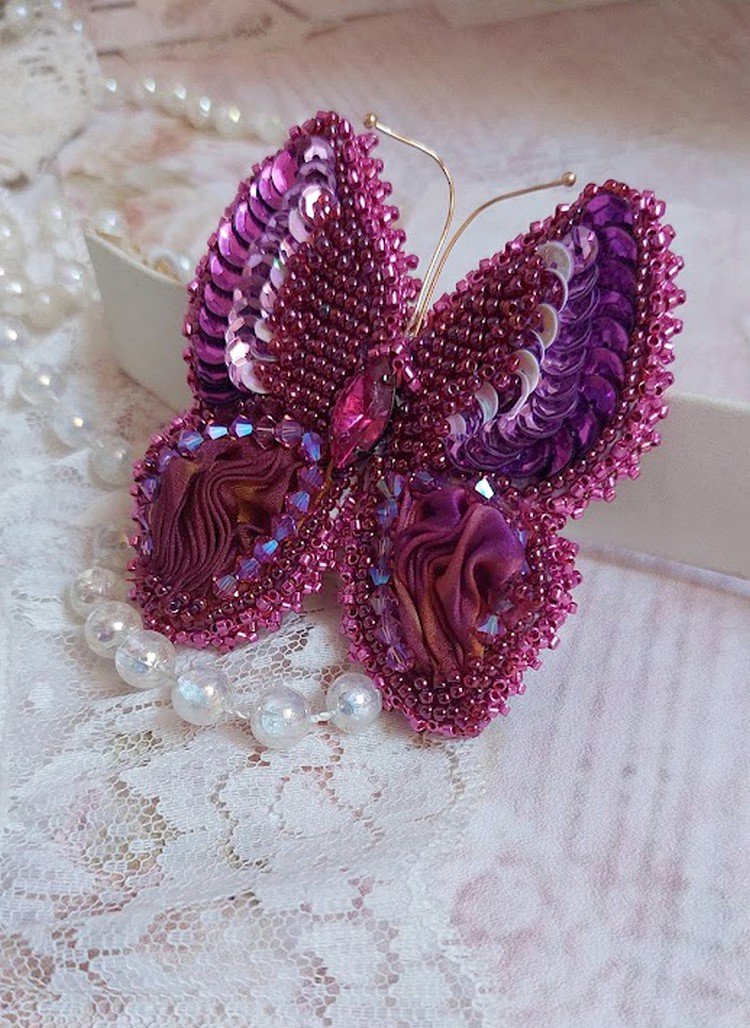 Broche Papillon Violine Fuchsia brodée avec ruban de soie, sequins et perles cristal Swarovski