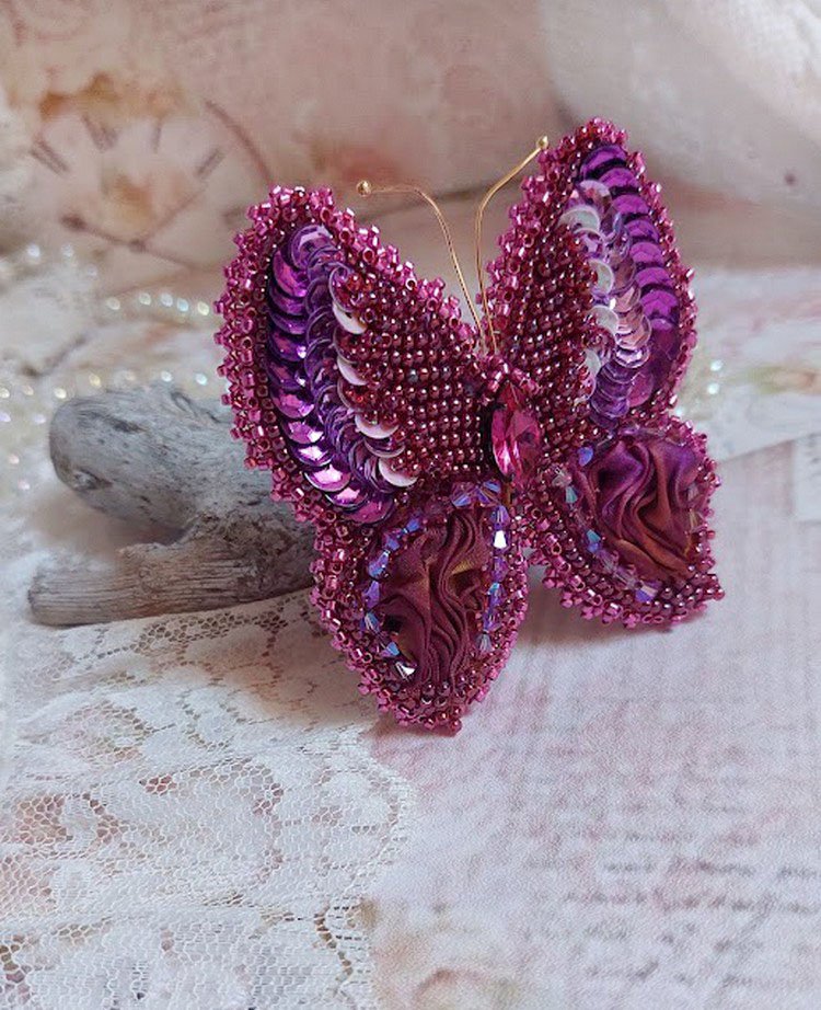 Broche Papillon Violine Fuchsia brodée avec ruban de soie, sequins et perles cristal Swarovski