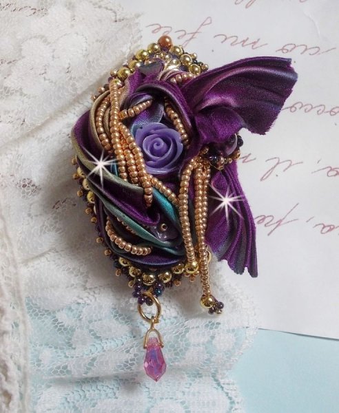 Broche La Passionn&eacute;e de Venise brod&eacute;e avec un ruban de soie Purple, une rose en r&eacute;sine mauve et des rocailles Miyuki