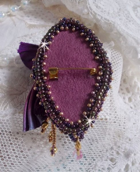 Broche La Passionn&eacute;e de Venise brod&eacute;e avec un ruban de soie Purple, une rose en r&eacute;sine mauve et des rocailles Miyuki