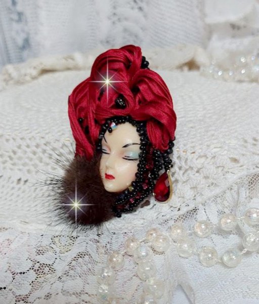 Broche Rouge et Noir brod&eacute;e avec un ruban de soie de couleur Rouge Fonc&eacute; &agrave; laquelle s&rsquo;ajoute des toupies Siam AB , perles rondes facett&eacute;es aplaties Antique Noires et goutte sur un support Dor&eacute;