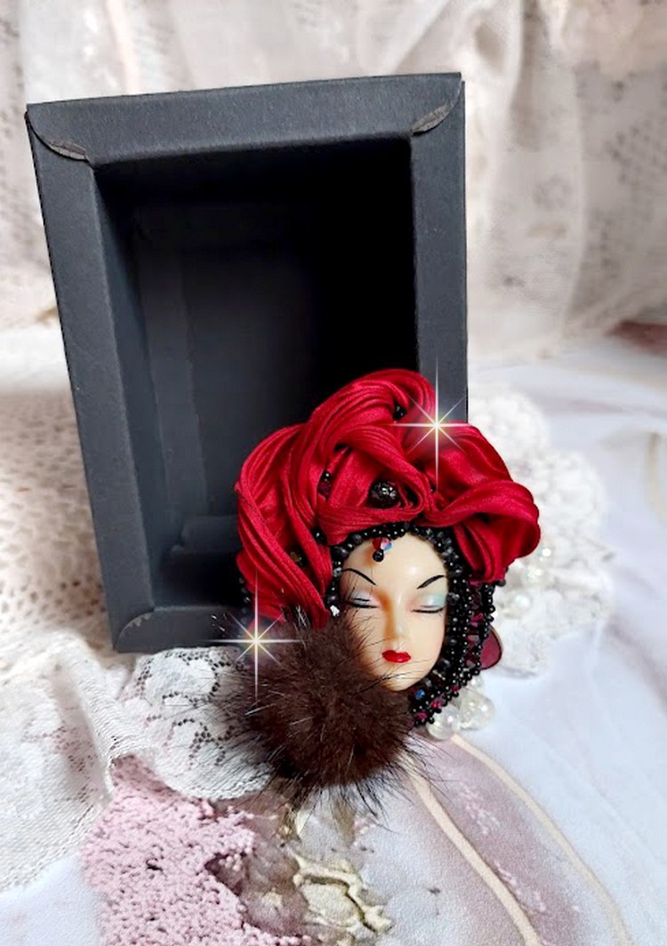 Broche Rouge et Noir brodée avec un ruban de soie de couleur Rouge Foncé à laquelle s’ajoute des toupies Siam AB , perles rondes facettées aplaties Antique Noires et goutte sur un support Doré