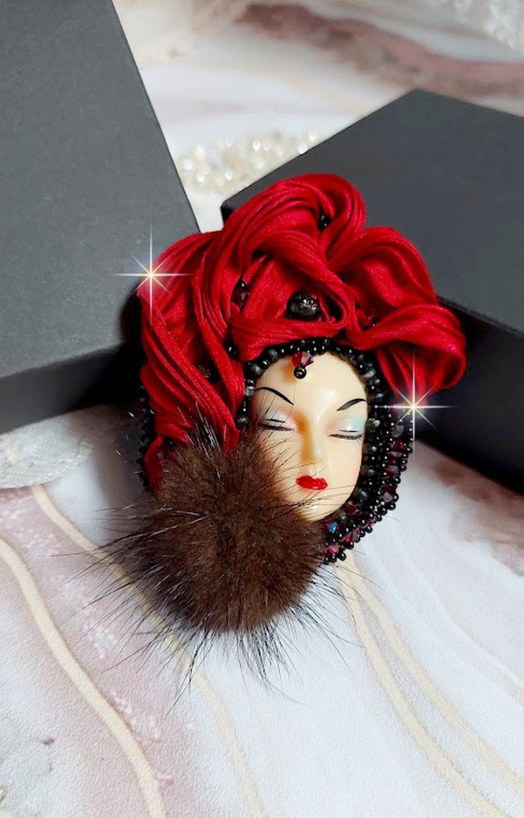 Broche Rouge et Noir brodée avec un ruban de soie de couleur Rouge Foncé à laquelle s’ajoute des toupies Siam AB , perles rondes facettées aplaties Antique Noires et goutte sur un support Doré