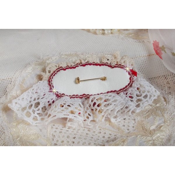 Rubinbroche broderet med en 1960'er bohemeagtig glascabochon, perler, Swarovski-krystaller og fr&oslash;perler