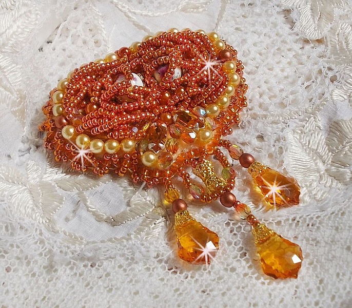 Rumba broche broderet med Swarovski krystaller, rhinsten, Tangerine navetter, runde perler og fr&oslash;perler