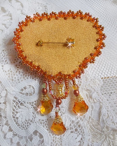 Rumba broche broderet med Swarovski krystaller, rhinsten, Tangerine navetter, runde perler og fr&oslash;perler