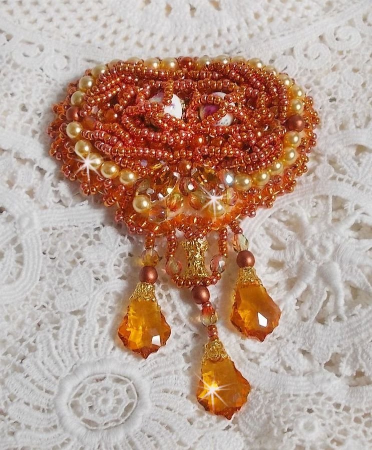 Rumba broche broderet med Swarovski krystaller, rhinsten, Tangerine navetter, runde perler og frøperler