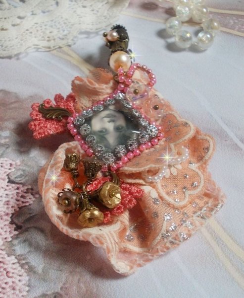 Rustik Rose broche skabt med en cabochon, der forestiller en smilende pige, orange rhinestone og Rose blonder, krystaller, glasperler og diverse tilbeh&oslash;r