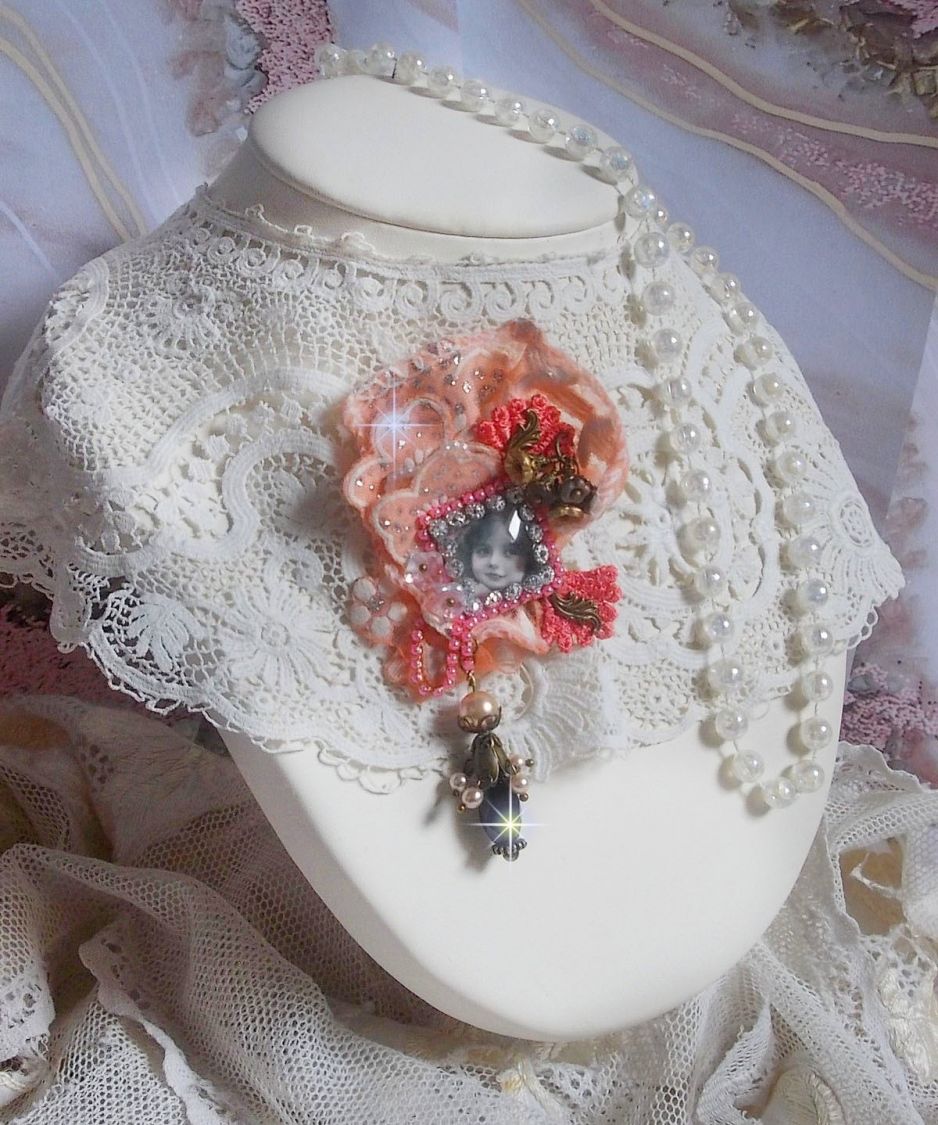 Rustik Rose broche skabt med en cabochon, der forestiller en smilende pige, orange rhinestone og Rose blonder, krystaller, glasperler og diverse tilbehør