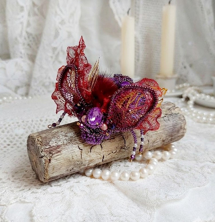 Plus de couleurs et de visibilté avec ces ailes brodées d'une dentelle ondulée rouge carmin