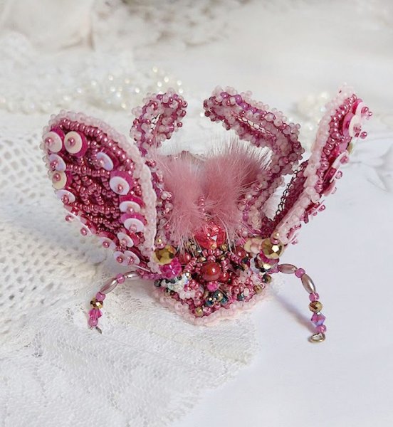 Broche Scarab&eacute;e Peony Pink brod&eacute;e avec rocailles, perles Cristal Swarovski, dentelle, perles verres, broche laiton