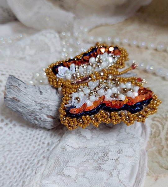 Broche Papillon Topaz brod&eacute;e avec perles de gemme en Nacre, rocailles, cuir vachette et perles cristal Swarovski