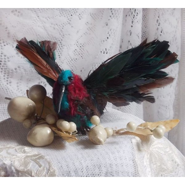 Le Colibri Thalassin cr&eacute;e enti&egrave;rement en porcelaine, des plumes de Coq et Fantaisies, des petites rocailles