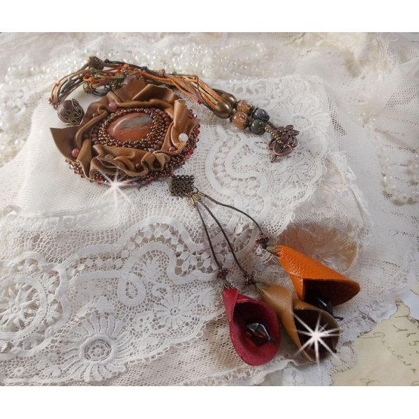 Amber Romance halsk&aelig;de Broderet med karamel/orange/mahogni l&aelig;der, halv&aelig;delsten (agat, citrin, picasso jaspis) og Swarovski krystaller