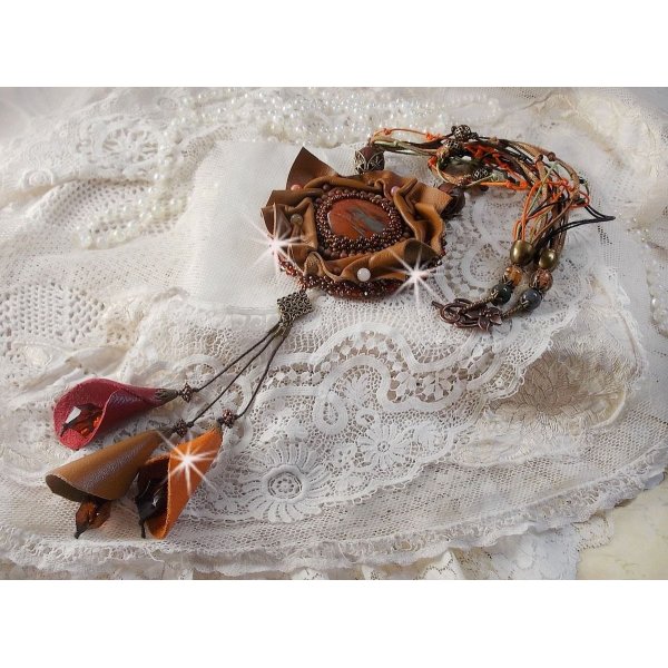 Amber Romance halsk&aelig;de Broderet med karamel/orange/mahogni l&aelig;der, halv&aelig;delsten (agat, citrin, picasso jaspis) og Swarovski krystaller