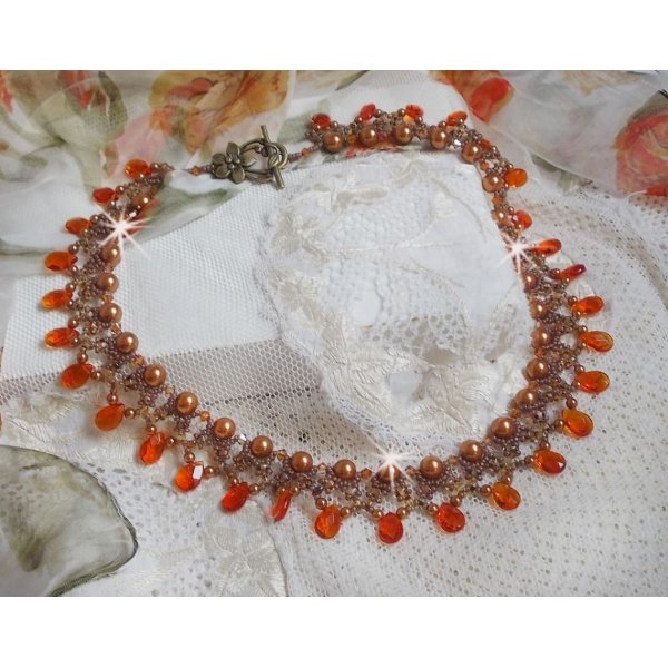 Ravhalsk&aelig;de med Swarovski krystalperler og facetterede glasdr&aring;ber