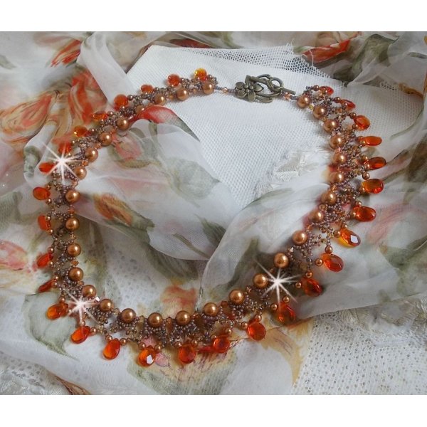 Ravhalsk&aelig;de med Swarovski krystalperler og facetterede glasdr&aring;ber