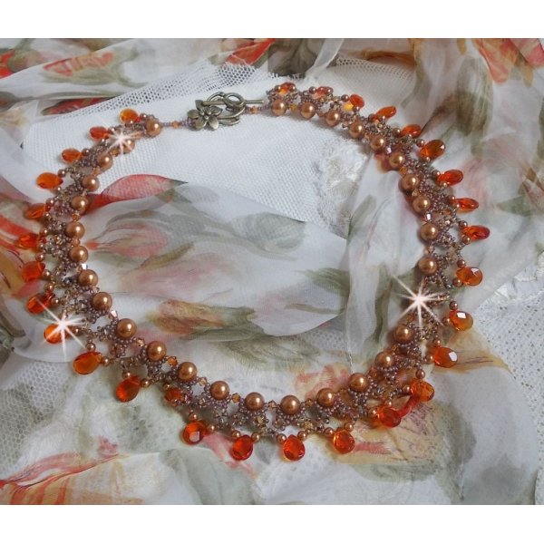 Ravhalsk&aelig;de med Swarovski krystalperler og facetterede glasdr&aring;ber