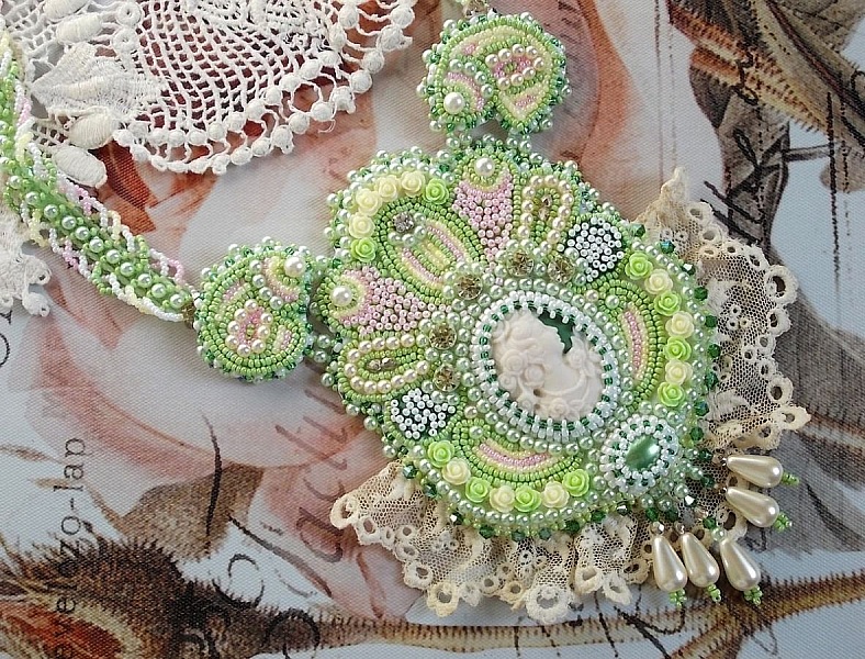 Anisse Haute-Couture halsk&aelig;de med brystplade broderet med antikke blonder, cabochon af harpiks med et kvindeportr&aelig;t.