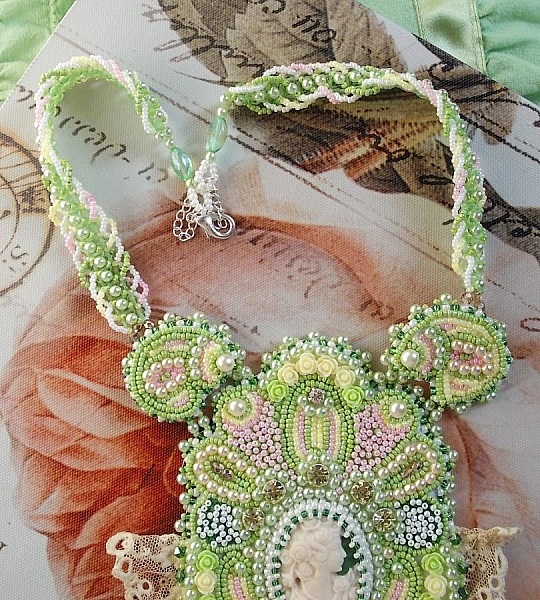 Anisse Haute-Couture halsk&aelig;de med brystplade broderet med antikke blonder, cabochon af harpiks med et kvindeportr&aelig;t.