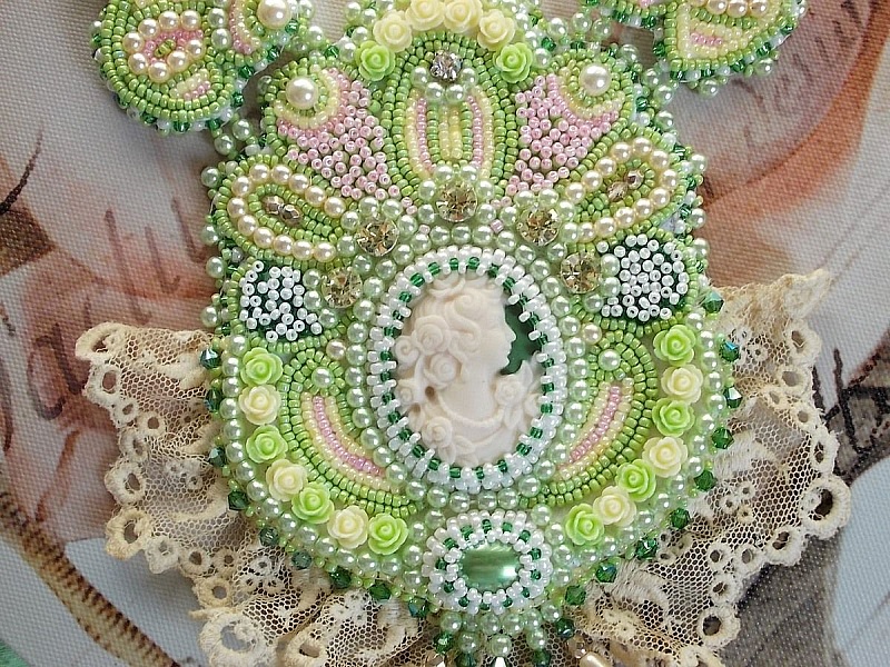 Anisse Haute-Couture halsk&aelig;de med brystplade broderet med antikke blonder, cabochon af harpiks med et kvindeportr&aelig;t.