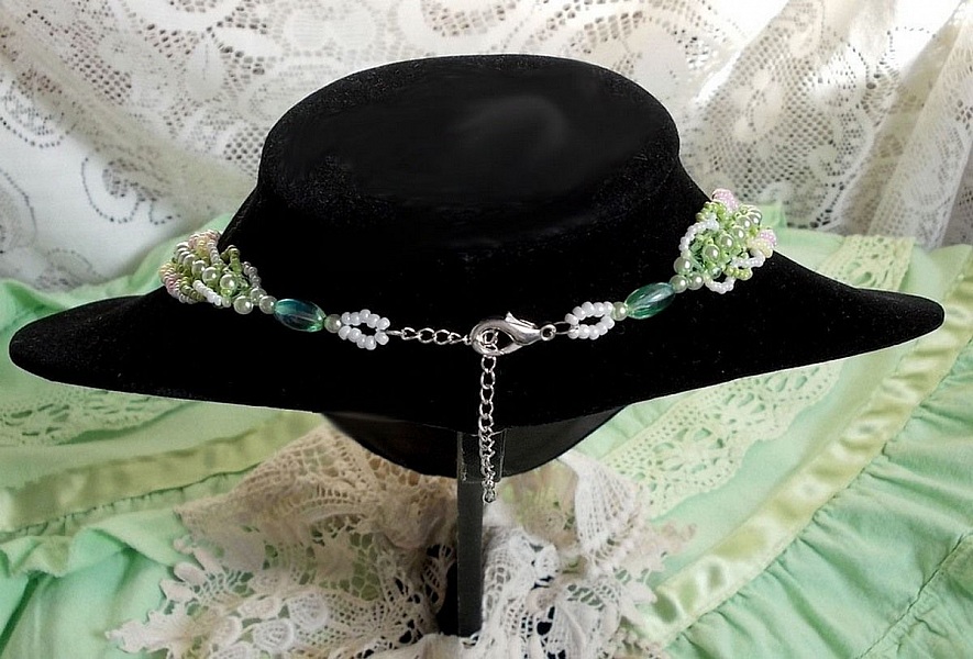 Anisse Haute-Couture halsk&aelig;de med brystplade broderet med antikke blonder, cabochon af harpiks med et kvindeportr&aelig;t.