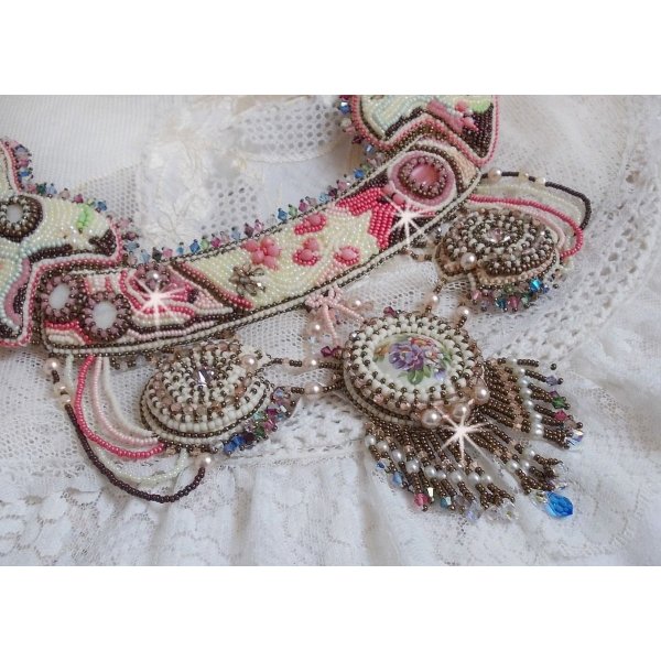 Arc-En-Ciel Haute-Couture halsk&aelig;de broderet med en Limoge porcel&aelig;nscabochon, Swarovski-krystaller og perler. 