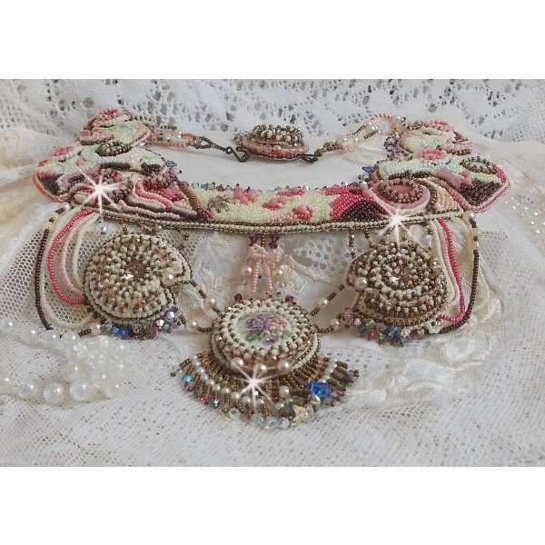 Arc-En-Ciel Haute-Couture halsk&aelig;de broderet med en Limoge porcel&aelig;nscabochon, Swarovski-krystaller og perler. 