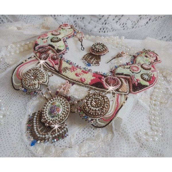 Arc-En-Ciel Haute-Couture halsk&aelig;de broderet med en Limoge porcel&aelig;nscabochon, Swarovski-krystaller og perler. 