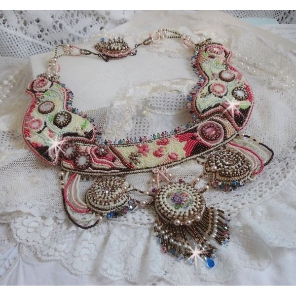 Arc-En-Ciel Haute-Couture halsk&aelig;de broderet med en Limoge porcel&aelig;nscabochon, Swarovski-krystaller og perler. 