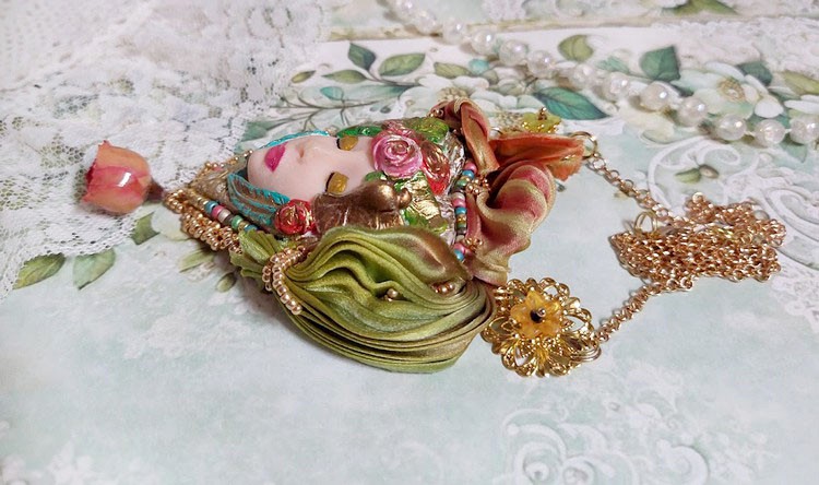 Collier La Belle au Bois Dormant cr&eacute;&eacute; avec cabochon c&oelig;ur p&acirc;te polym&egrave;re, ruban de soie, fleur r&eacute;sin&eacute;e, accessoires laiton