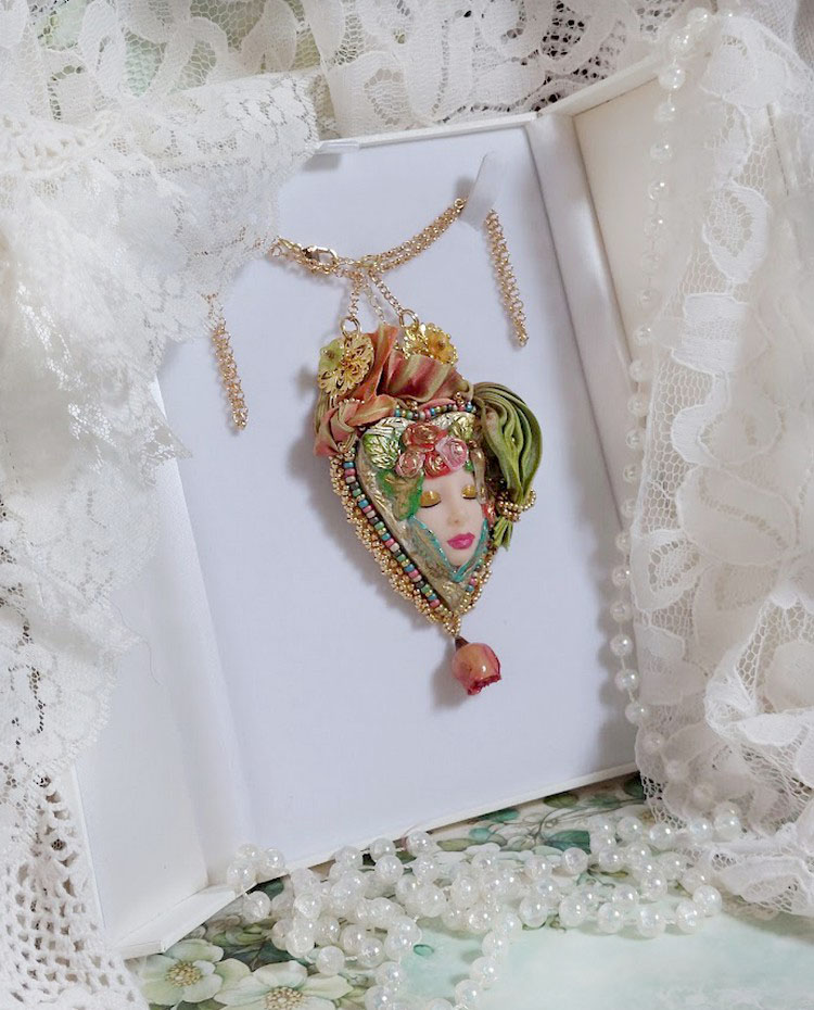 Collier La Belle au Bois Dormant cr&eacute;&eacute; avec cabochon c&oelig;ur p&acirc;te polym&egrave;re, ruban de soie, fleur r&eacute;sin&eacute;e, accessoires laiton